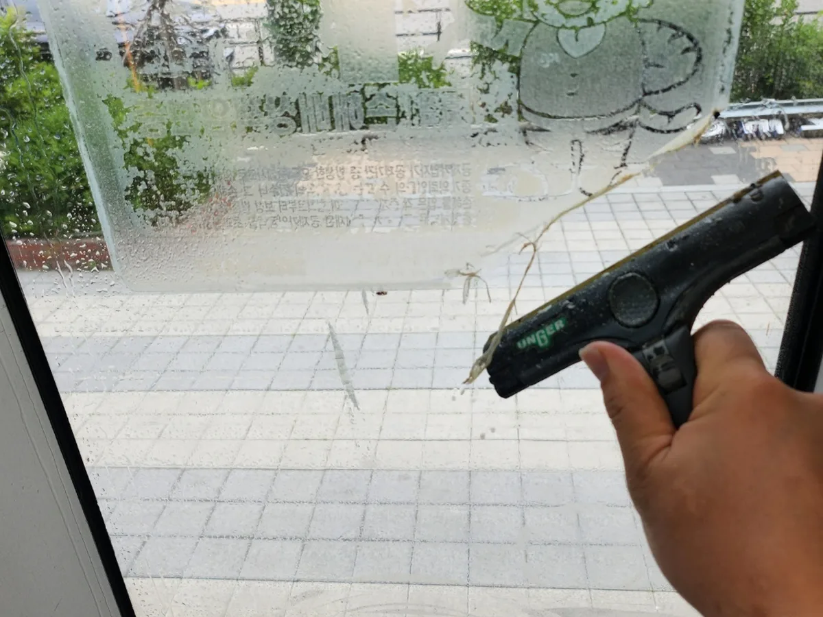 안산시 단원구 선감동 사무실 블라인드 쇼윈도 위생청소 사례 - 행진크린