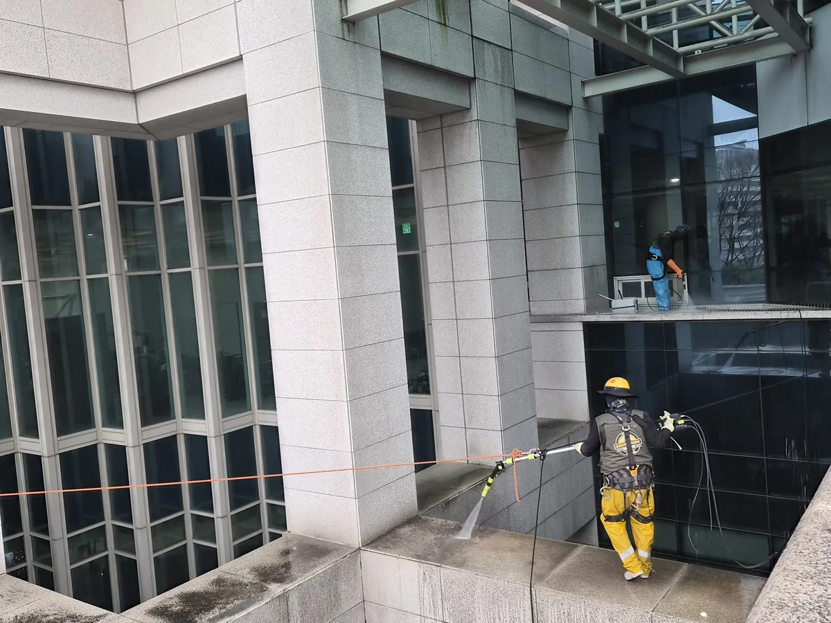 과천시 관문동 상가건물 옥상 파라펫 장비 주변 정밀 위생청소 사례 - 행진크린